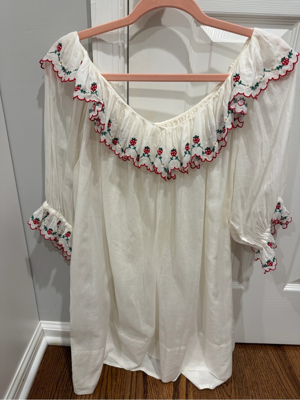 Doen embroidered strawberry night gown